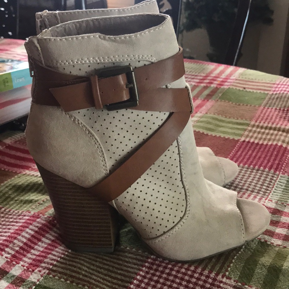 Woman’s ankle boots size 6